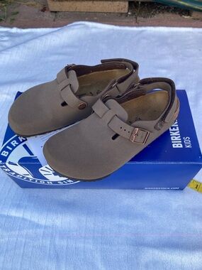 Beautiful Birkenstock Kids Taupe Brown Closed-Toe Cork Sandals